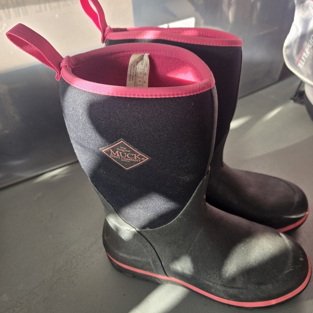 Girls muck boats size 7